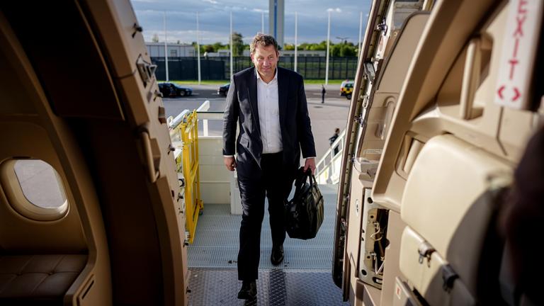 Lars Klingbeil besteigt einen Airbus A319 der Luftwaffe für den Flug nach Polen und der Weiterreise in die Ukraine