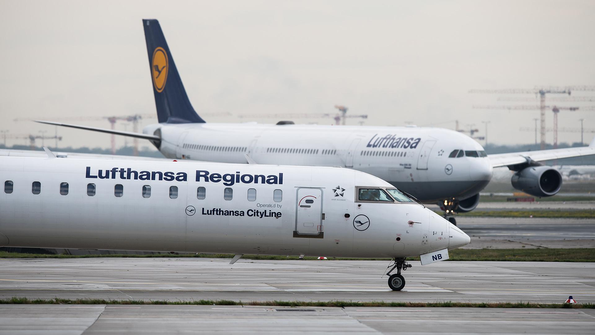 Ein Passagierflugzeug der Lufthansa CityLine rollt Richtung Startbahn auf dem Frankfurter Flughafen. (Archivbild: 20.10.2919) | picture alliance/dpa