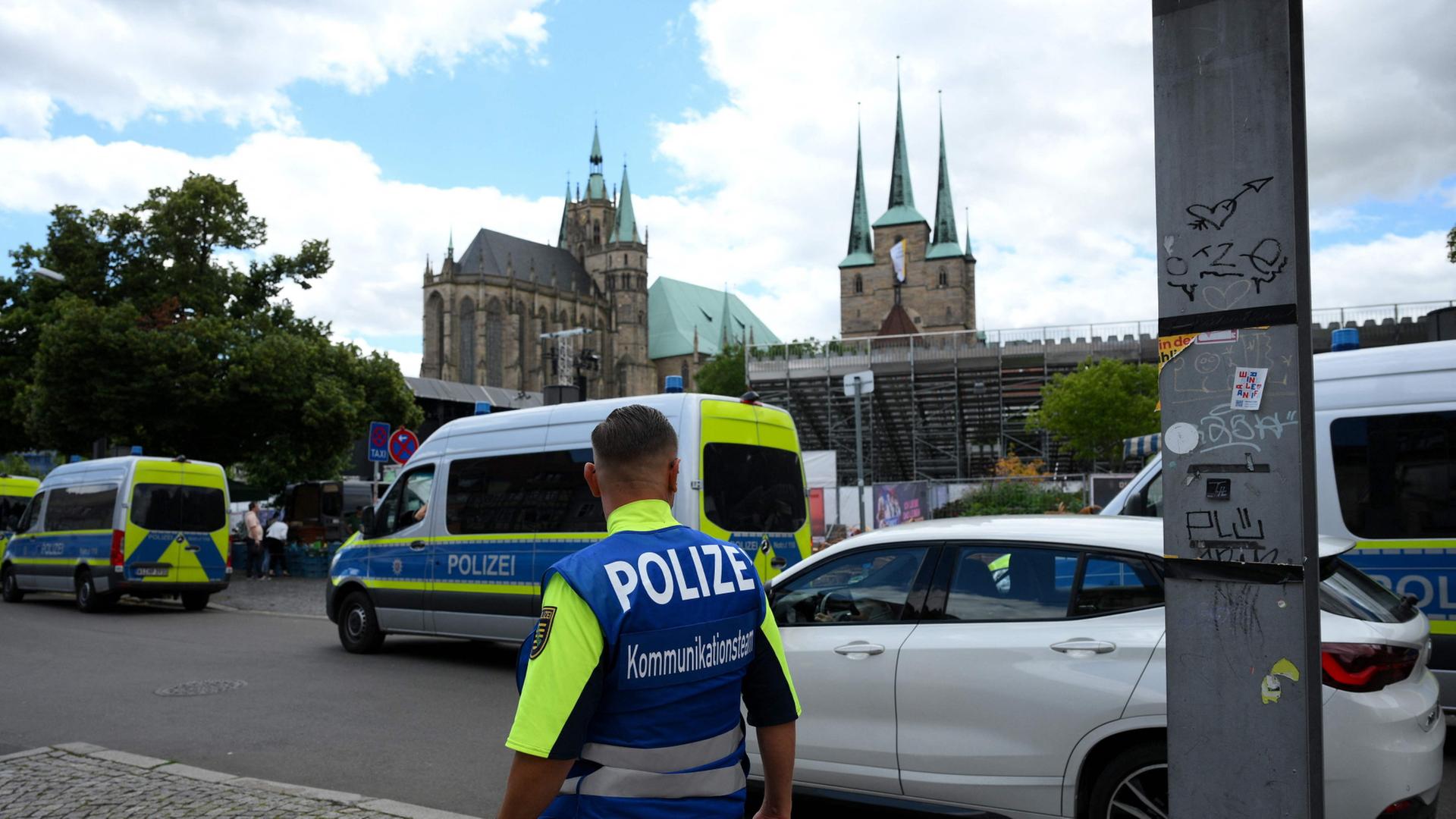 Polizist und Polizeiwagen in der Innenstadt von Erfurt | AFP