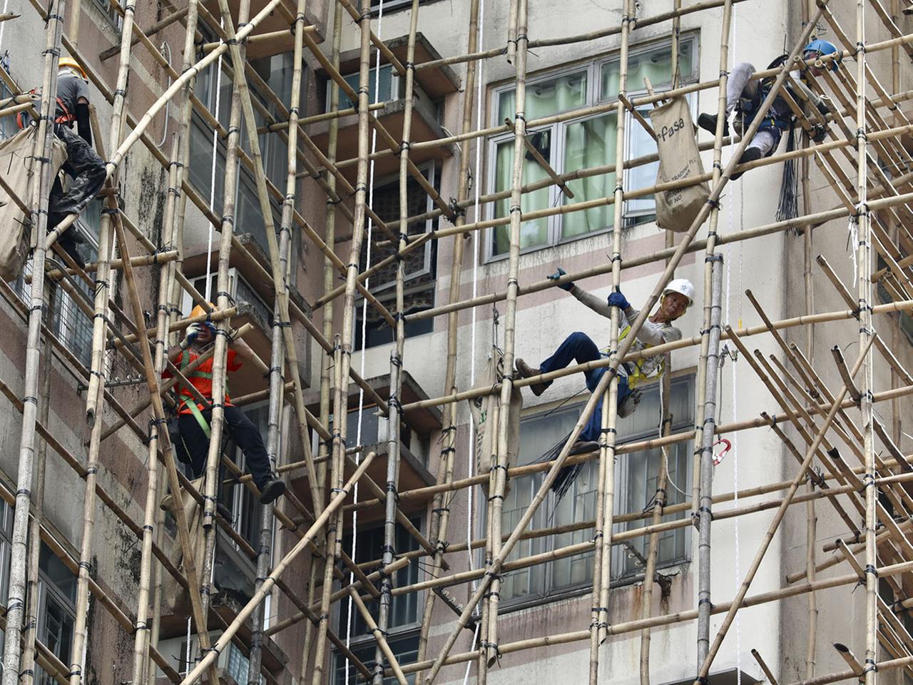 Ermittlungen und Festnahmen nach verheerendem Hochhausbrand in Hongkong