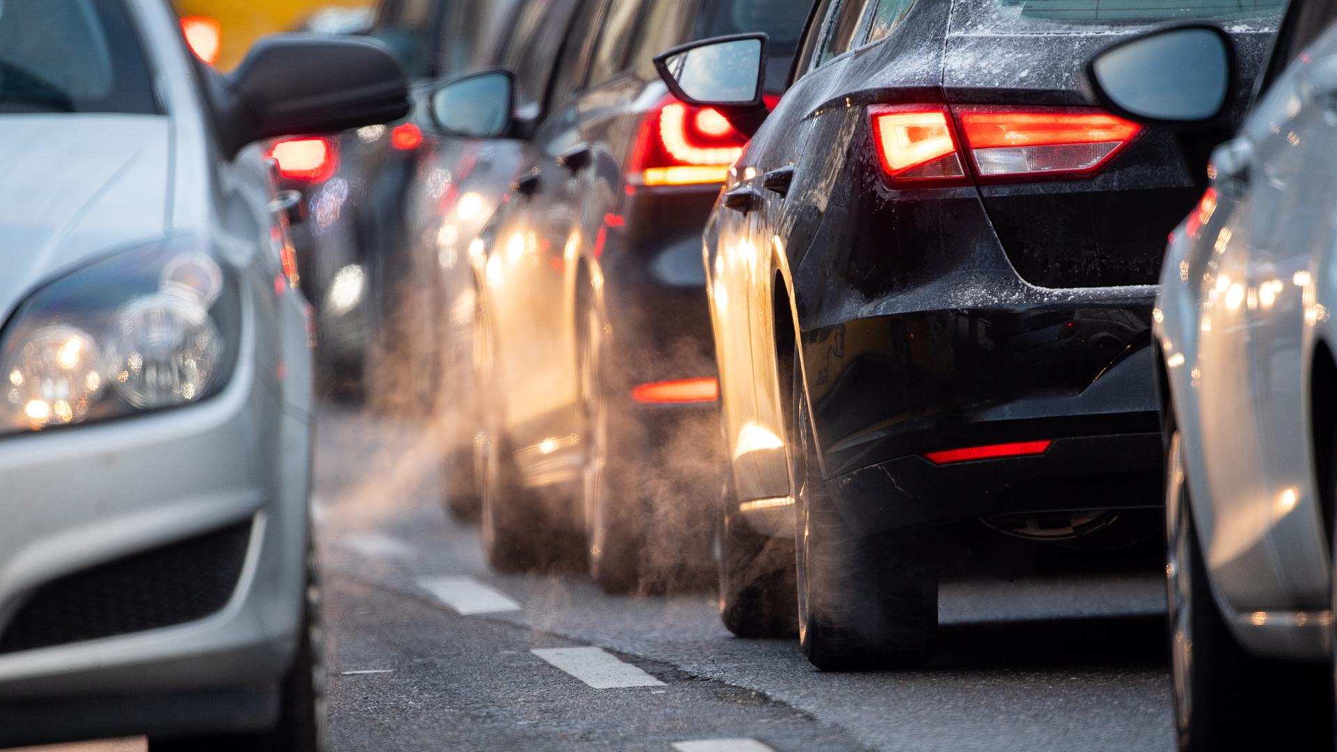 Autos stauen sich auf einer Straße. | picture alliance/dpa