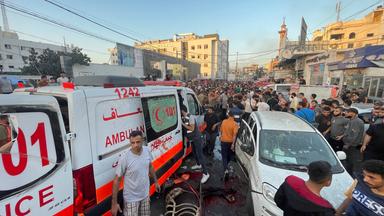 Ein bei einem Angriff beschädigter Krankenwagen im Gazastreifen