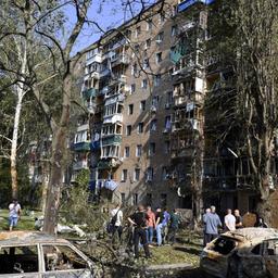 Bewohner eines Wohnhauses in Kursk stehen vor dem beschädigten Gebäude