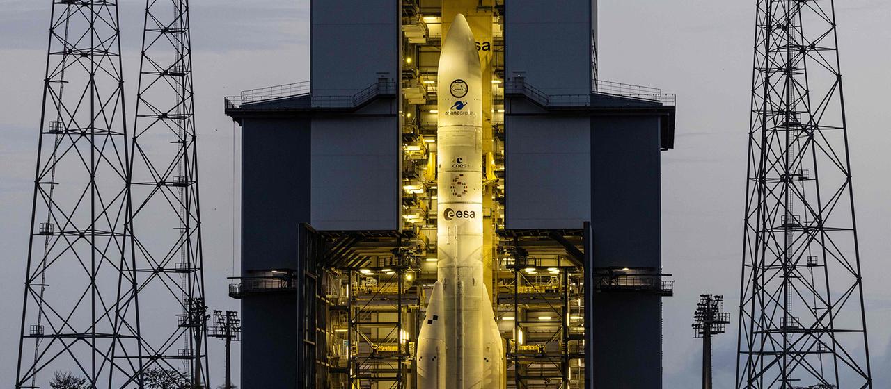 Rakete Ariane 6 ist vor ihrem ersten Start am 9. Juli 2024 im Raumfahrtzentrum in Kourou, Französisch-Guayana, zu sehen.