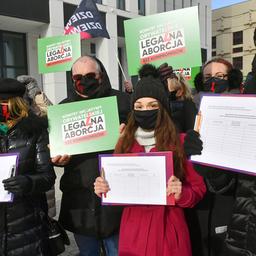 Polnische Aktivisten nehmen an einer Demonstration für eine Petition zum Thema "Legale Abtreibung - ohne Kompromisse" in Lodz, Polen, teil.