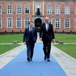Emmanuel Macron und Friedrich Merz kommen gemeinsam zum EU-Gipfel im belgischen Alden Bielsen.