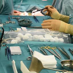 In einem Transplantationszentrum wird eine von einem gesunden Spender entnommene Niere beim Empfänger transplantiert. 