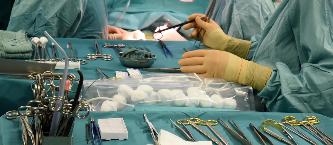 In einem Transplantationszentrum wird eine einem gesunden Spender entnommene Niere in den Empfänger transplantiert. | dpa In einem Transplantationszentrum wird eine einem gesunden Spender entnommene Niere in den Empfänger transplantiert.
