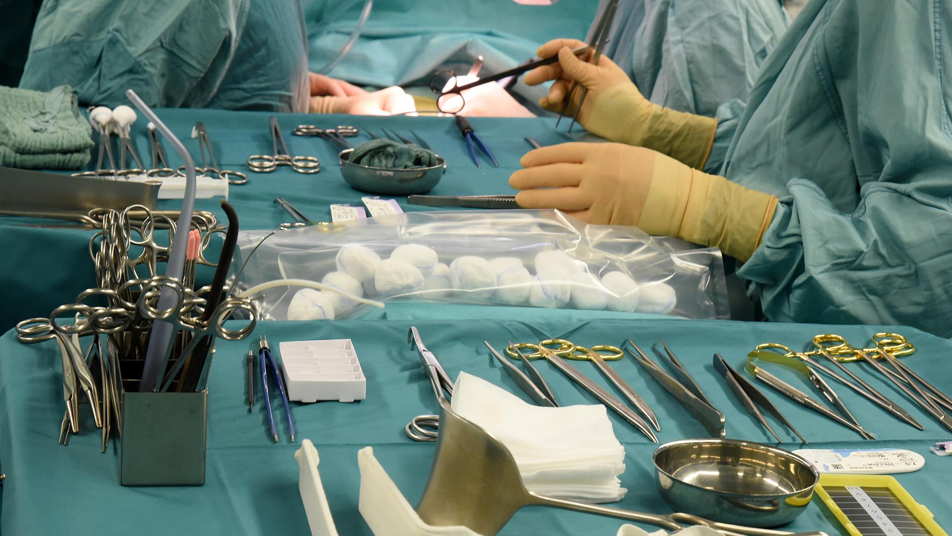 In einem Transplantationszentrum wird eine von einem gesunden Spender entnommene Niere beim Empfänger transplantiert.  | dpa