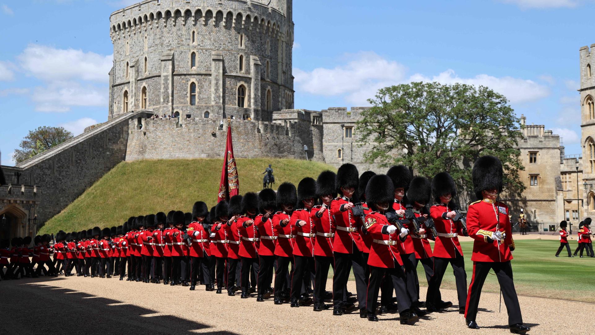 Eine Ehrenformation vor dem Schloss Windsor. | AFP