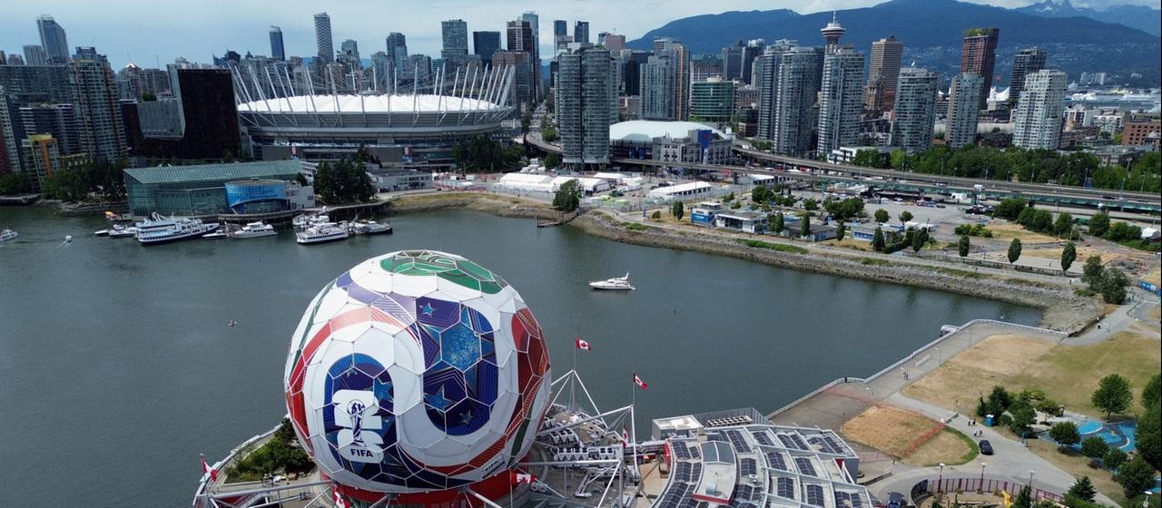 Eine riesige Fußball-Installation in Vancouver.