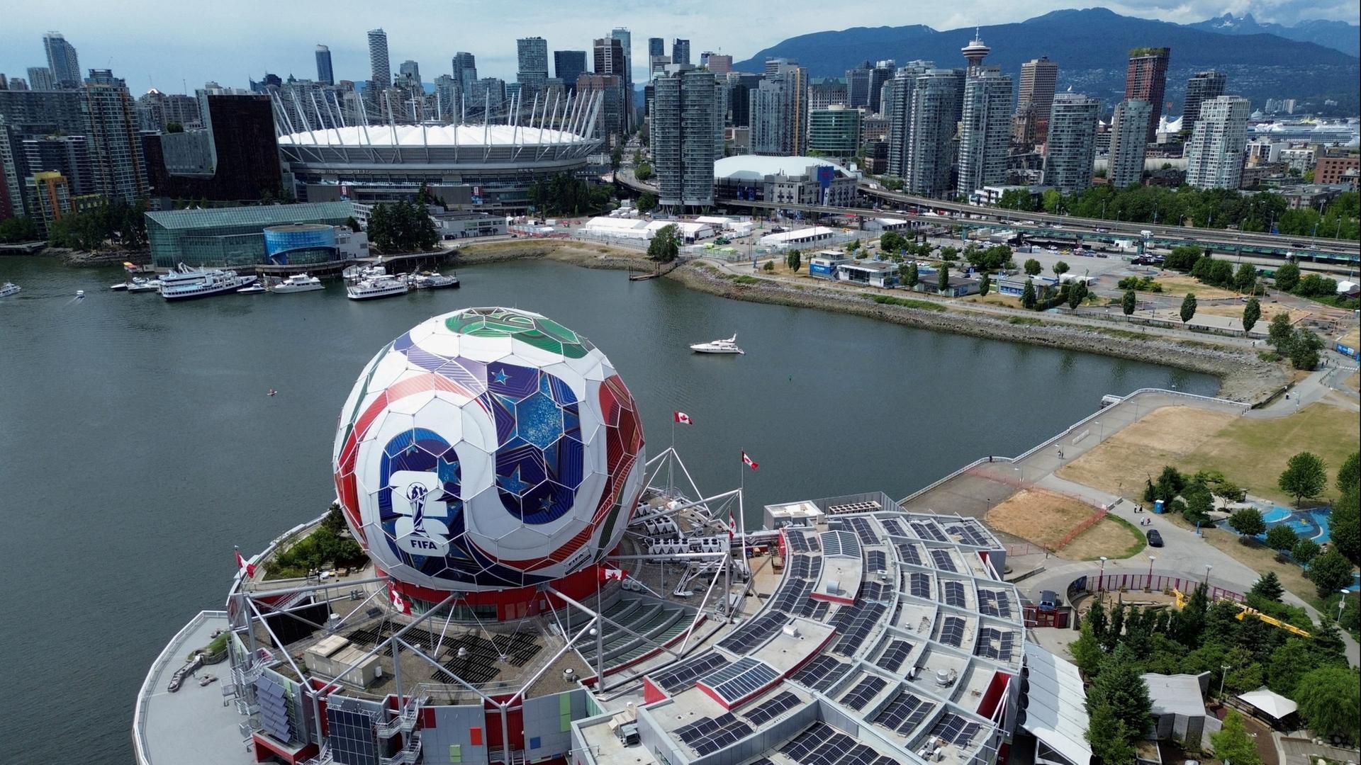 Eine riesige Fußball-Installation in Vancouver. | REUTERS