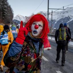 Demonstranten auf dem Weg zum Weltwirtschaftsforum nach Davos