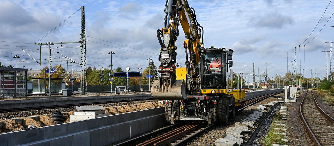 Bei der Generalsanierung der Bahnstrecke Hamburg - Berlin sind umfangreiche Arbeiten am Bahnhof Wittenberge im Gange. 