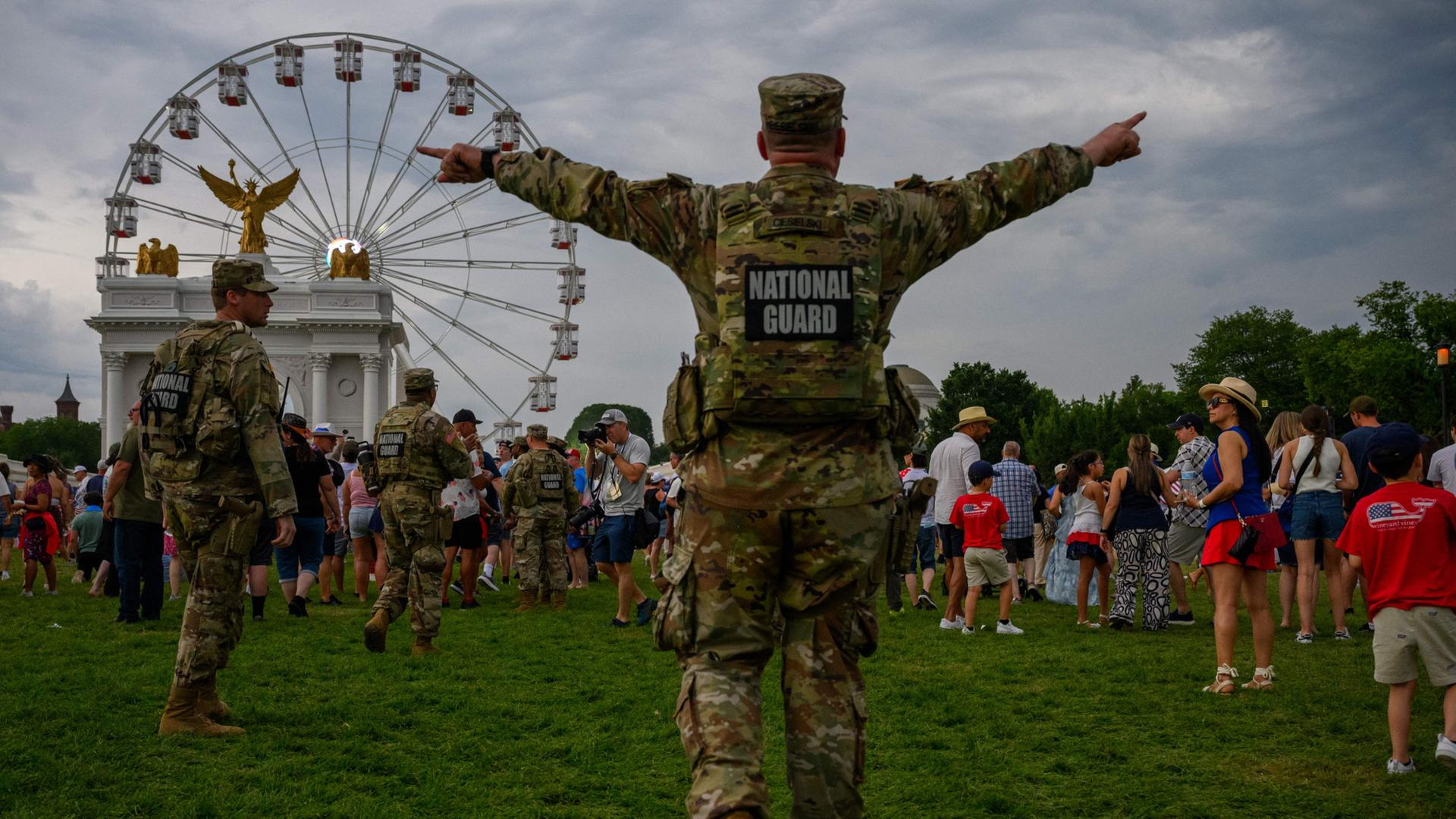 Sicherheitspersonal schickt die Besucher von der Veranstaltungsfläche an der National Mall weg, da für das Gebiet schwere Unwetter vorhergesagt wurden. | Alexi J. Rosenfeld / GETTY IMAGES NORTH AMERICA / Getty Images via AFP