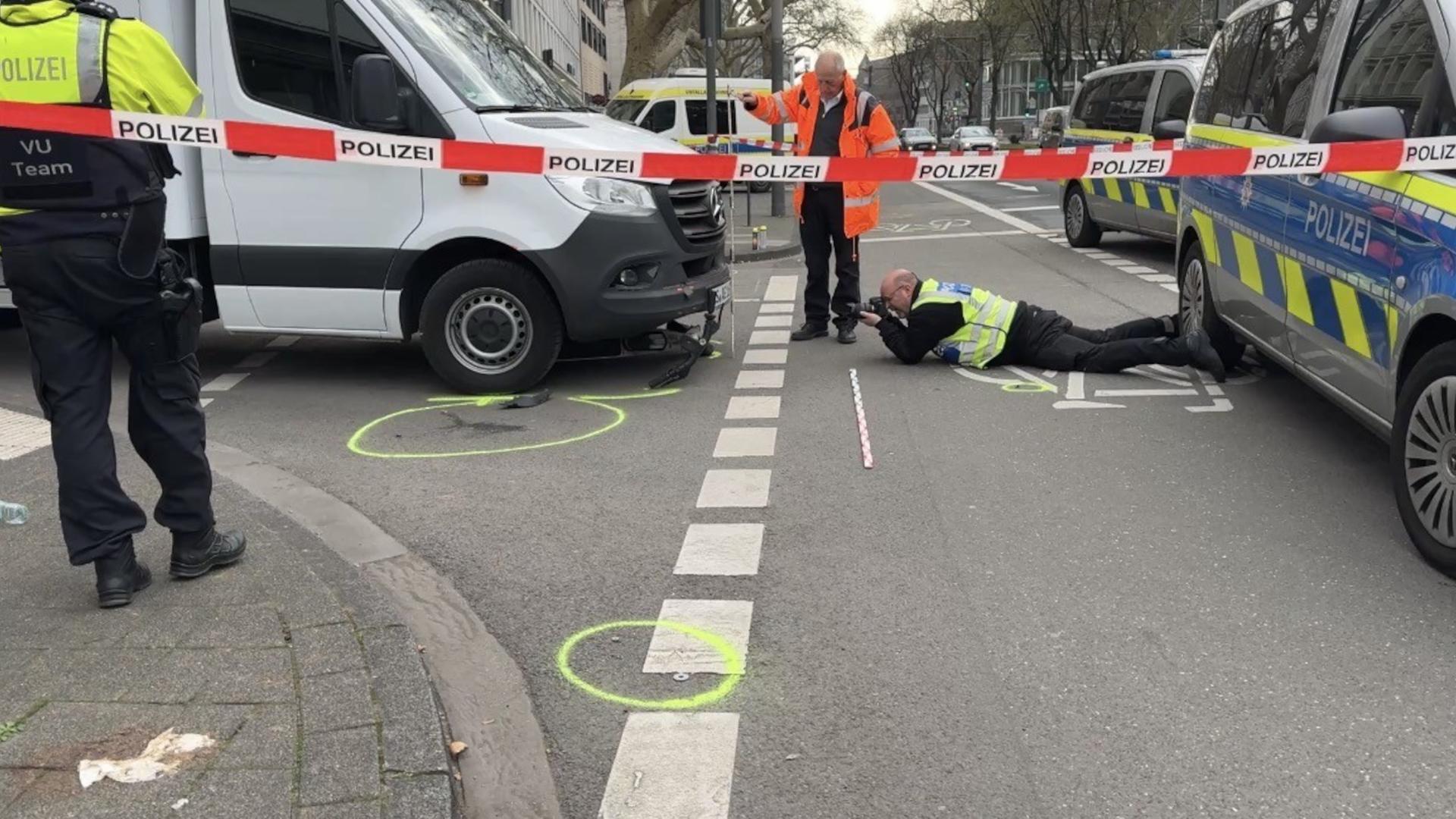 E-Scooter-Fahrerin bei Unfall in Köln leicht verletzt