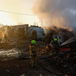 Feuerwehrleute arbeiten an der Stelle von privaten Autogaragen, die bei einem russischen Raketenangriff getroffen wurden, mitten in Russlands Angriff auf die Ukraine, in Kiew, Ukraine, am 7. Oktober 2026.