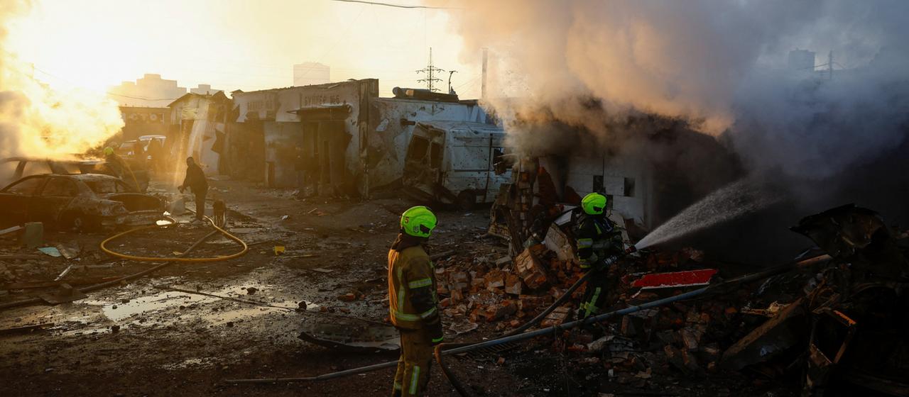 Feuerwehrleute arbeiten an der Stelle von privaten Autogaragen, die bei einem russischen Raketenangriff getroffen wurden, mitten in Russlands Angriff auf die Ukraine, in Kiew, Ukraine, am 7. Oktober 2026.