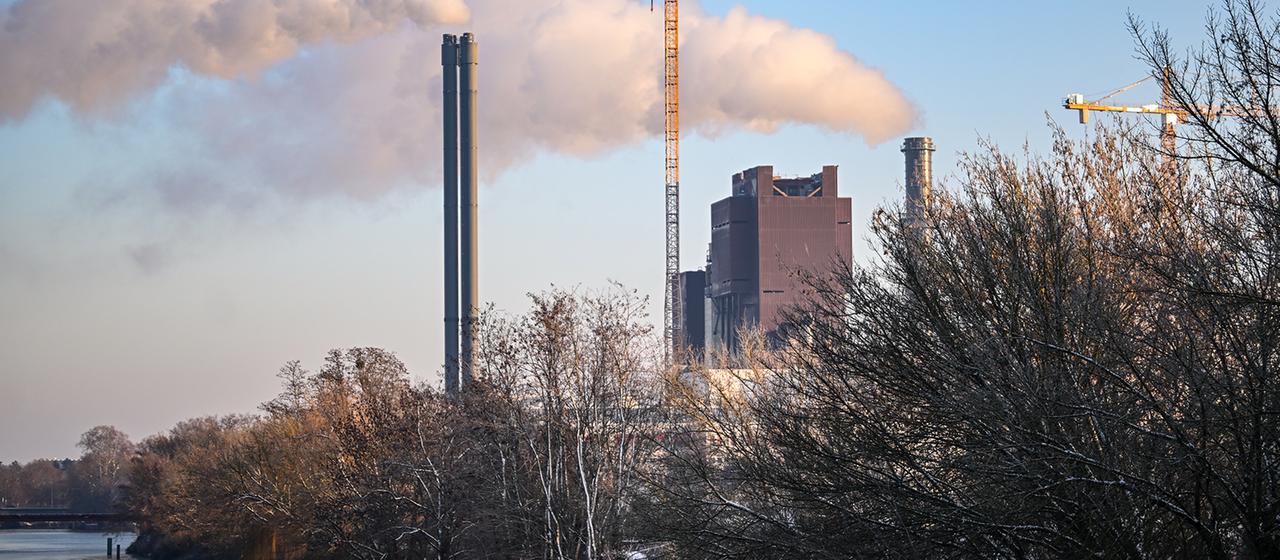 Blick auf das Heizkraftwerk Lichterfelde am Teltowkanal.