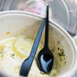 Symbolbild: Gebrauchtes Plastikgeschirr liegt auf einem Mülleimer. (Quelle: dpa/Heinl)