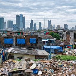 Blick auf Slums vor modernen Hochhäusern in Mumbai.
