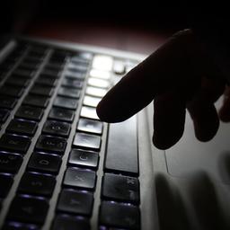 Ein Mann gibt Suchbegriffe an einer Tastatur ein.