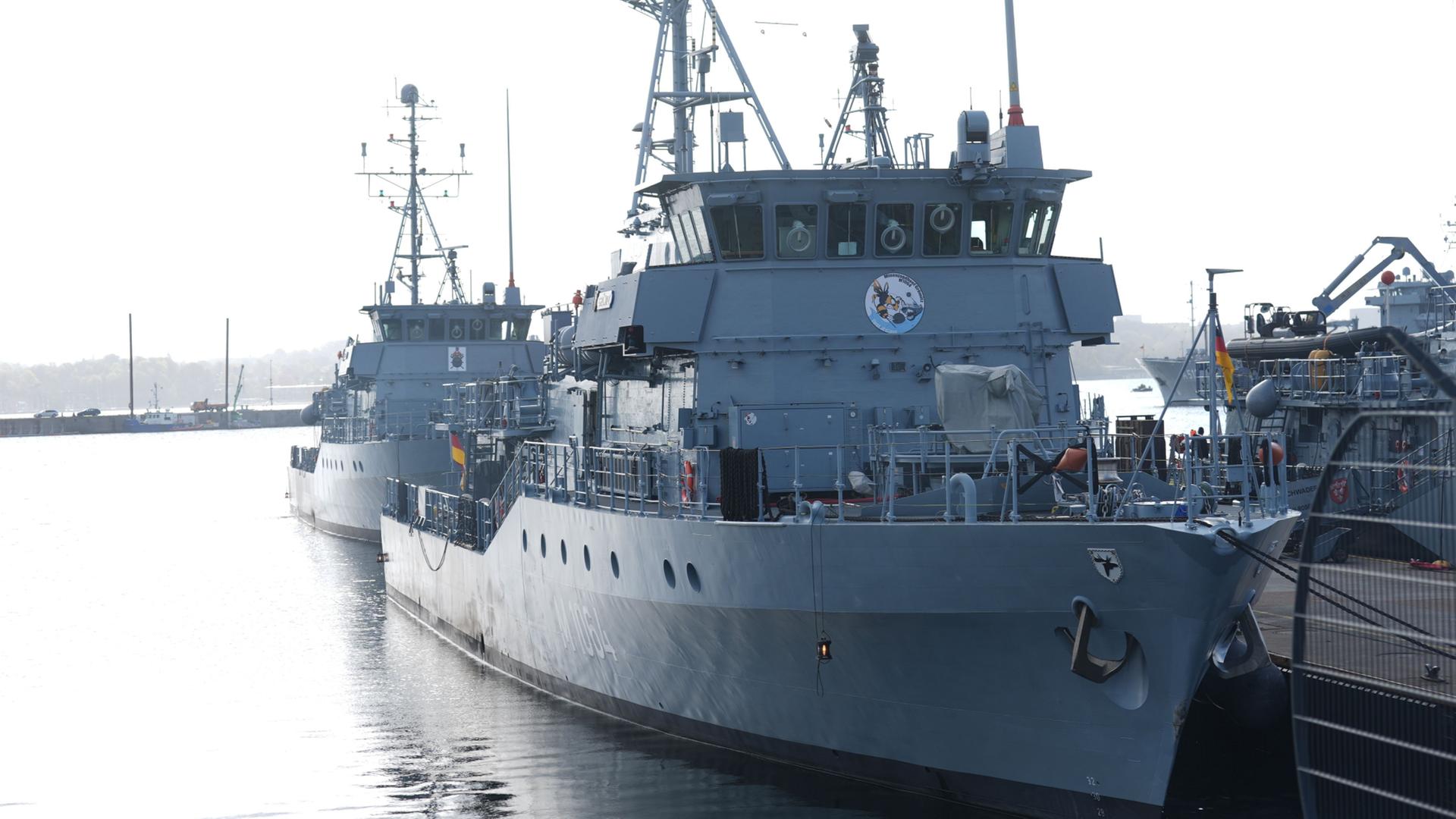 Zwei Minenjagdboote der Bundeswehr liegen im Hafen von Kiel. | Marcus Brandt/dpa