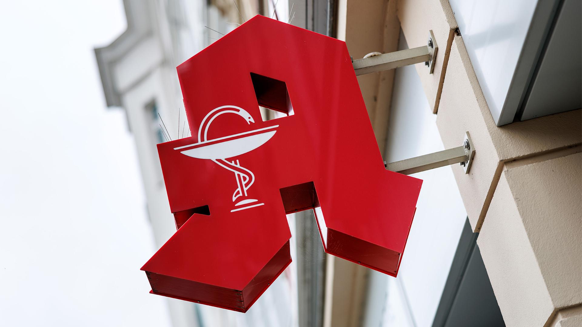 Ein Apothekenschild an der Fassade eines Gebäudes. | picture alliance / dpa