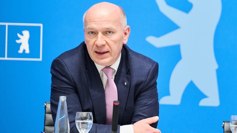 Kai Wegner in einem vernetzten Polizeiauto.