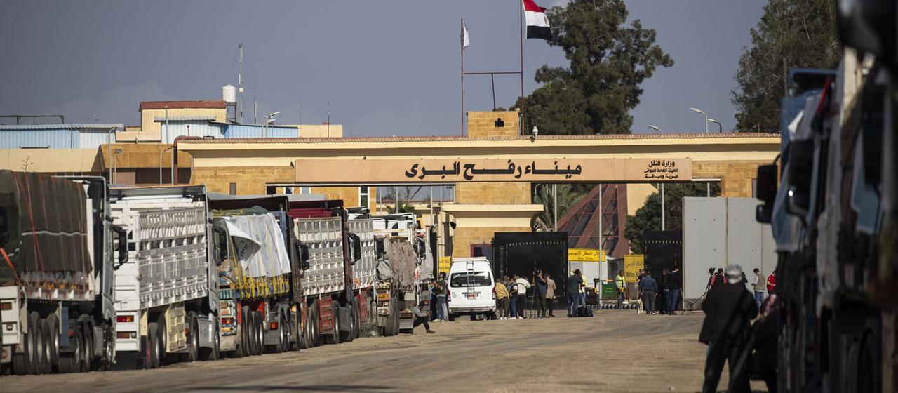 Lastwagen warten am Grenzposten Rafah, um Hilfsmittel in den Gazastreifen zu befördern.
