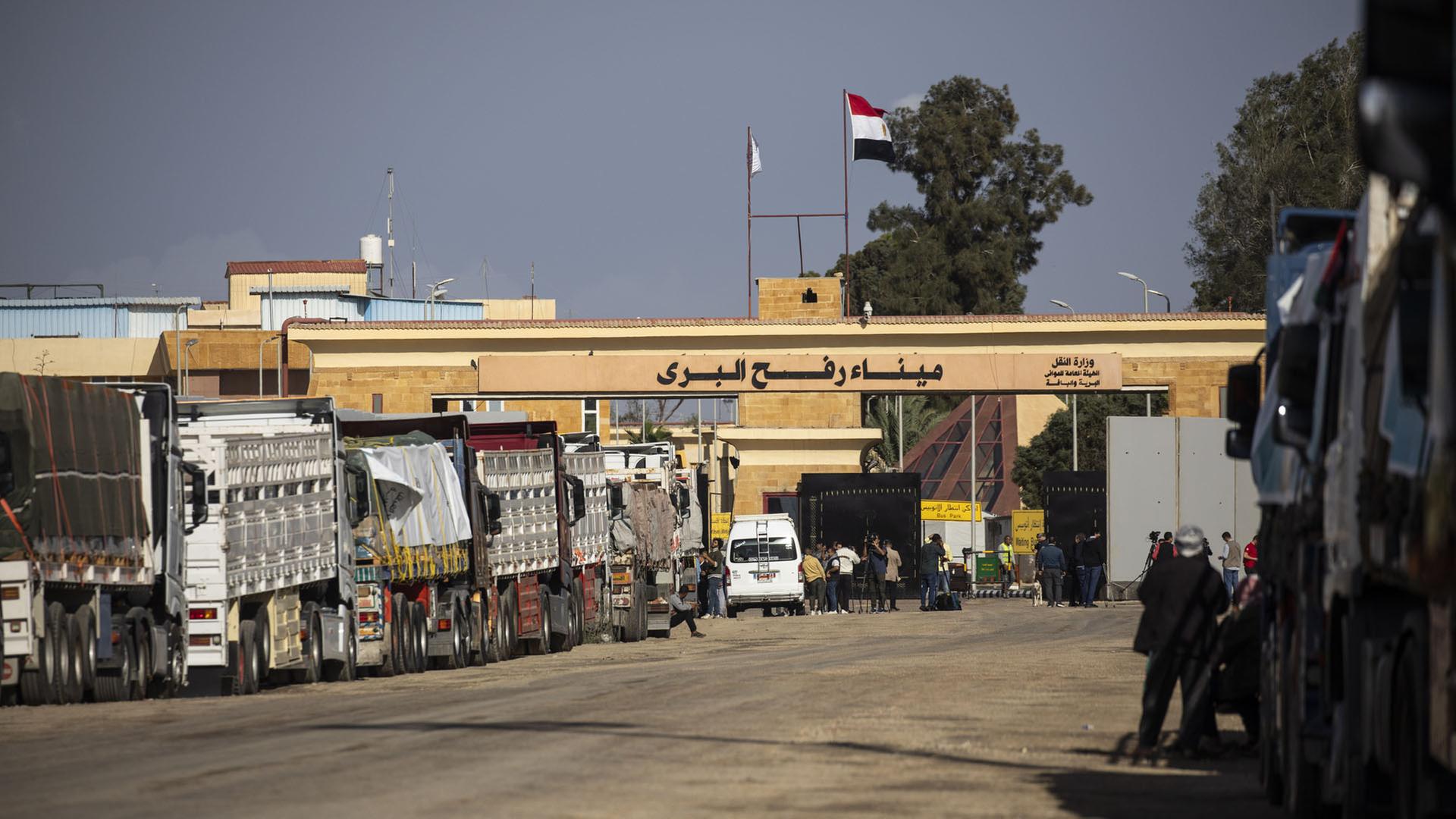 Lastwagen warten am Grenzposten Rafah, um Hilfsmittel in den Gazastreifen zu befördern. | dpa