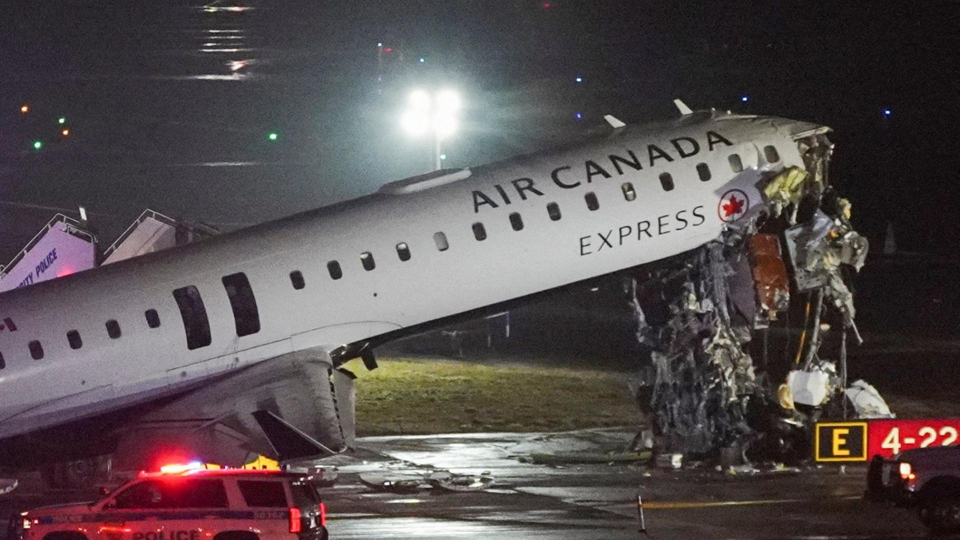 Eine Maschine von Air Canada Express nach einem Zusammenstoß | REUTERS