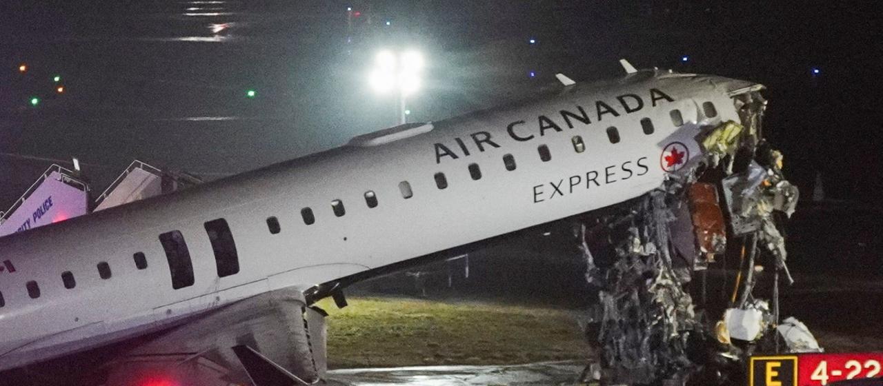 Eine Maschine von Air Canada Express nach einem Zusammenstoß