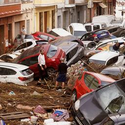Anwohner betrachten aufgestapelte Autos, die von den Überschwemmungen in Valencia weggeschwemmt wurden. (Archivbild: 30.10.2024)
