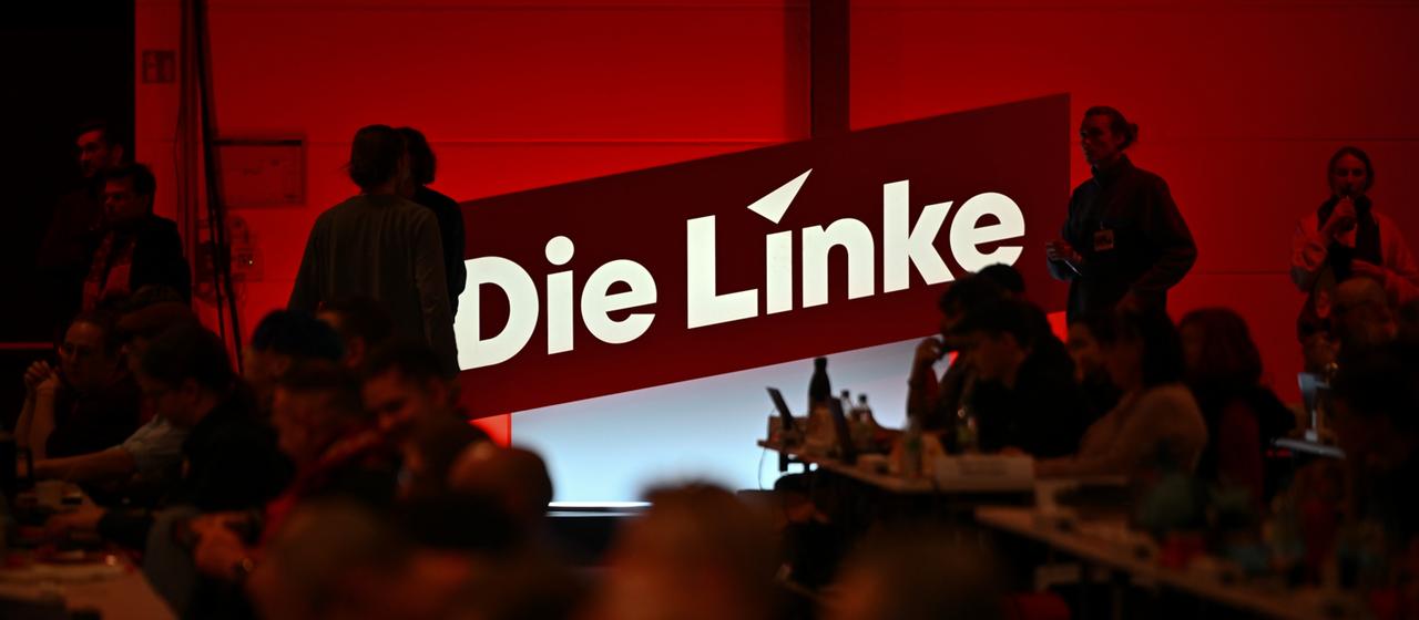  Ein Linken-Schriftzug leuchtet während des Bundesparteitags der Linken zur Bundestagswahl 2025