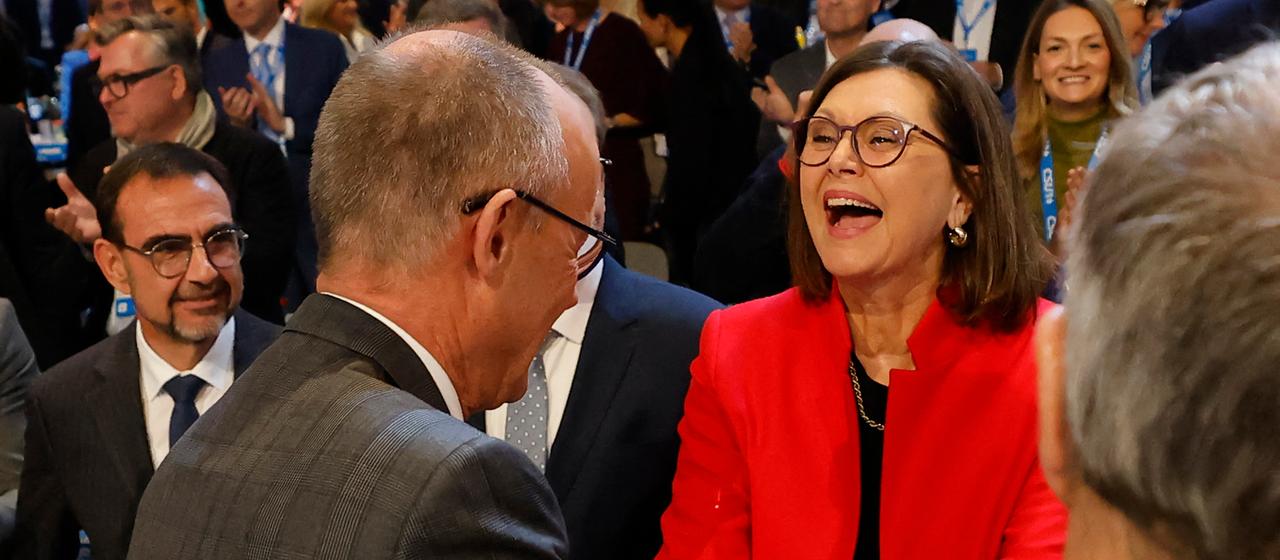 Friedrich Merz begrüßt Ilse Aigner.