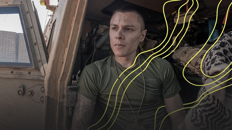 Ein Soldat der Bundeswehr sitzt in einem offenen Fahrzeug in Mali.