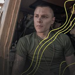 Ein Soldat der Bundeswehr sitzt in einem offenen Fahrzeug in Mali.