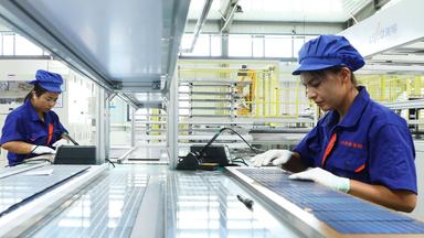 Photovoltaikkomponenten werden in einer Fabrik in der nordwestchinesischen Provinz Gansu herstellt. 