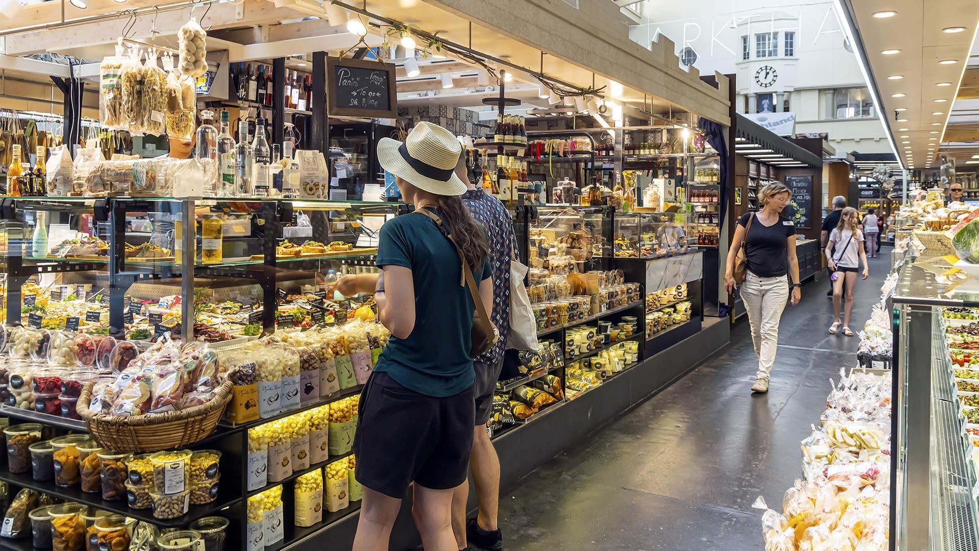 Kundinnen stehen an einem Stand in der Markthalle Stuttgart. | picture alliance / imageBROKER