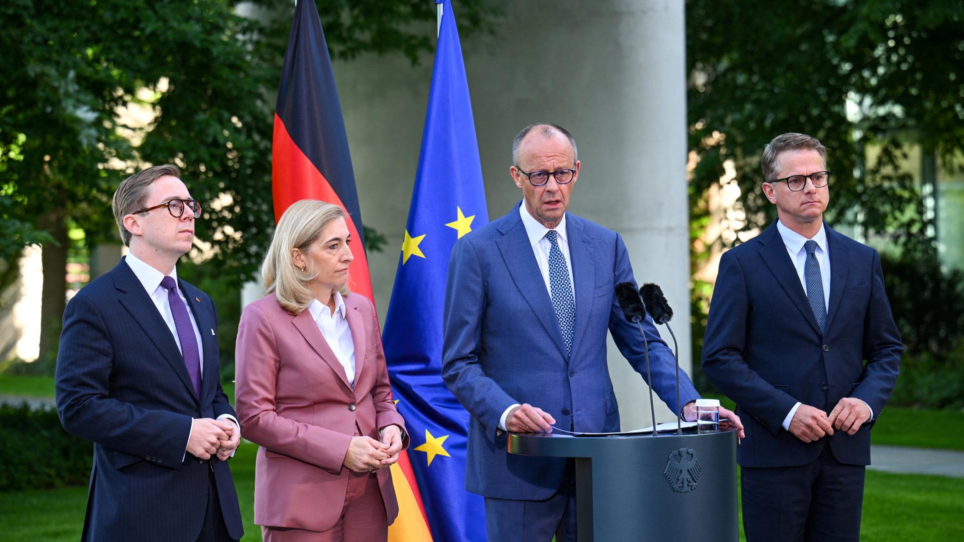 https://images.tagesschau.de/image/75fd6e4e-326c-45a8-b792-274ce6df0aa5/AAABn5MWnj4/AAABnSSvgNE/16x9-1920/amthor-warken-merz-linnemann-100.jpg