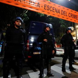 Polizisten bewachen den abgesperrten Bereich um das Wohnhaus der Vizepräsidentin Cristina Kirchner, die Anfang September 2022 mit einer Waffe bedroht wurde.