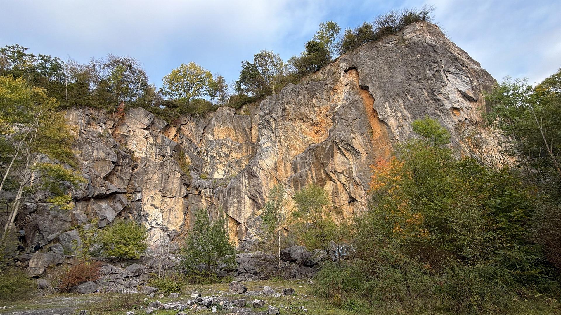 Eine hohe Felswand ragt über einem steinigen Gelände. | WDR / Marco Zaremba
