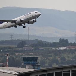 eine Lufthansa-Maschine am Stuttgarter Flughafen (Archivbild)
