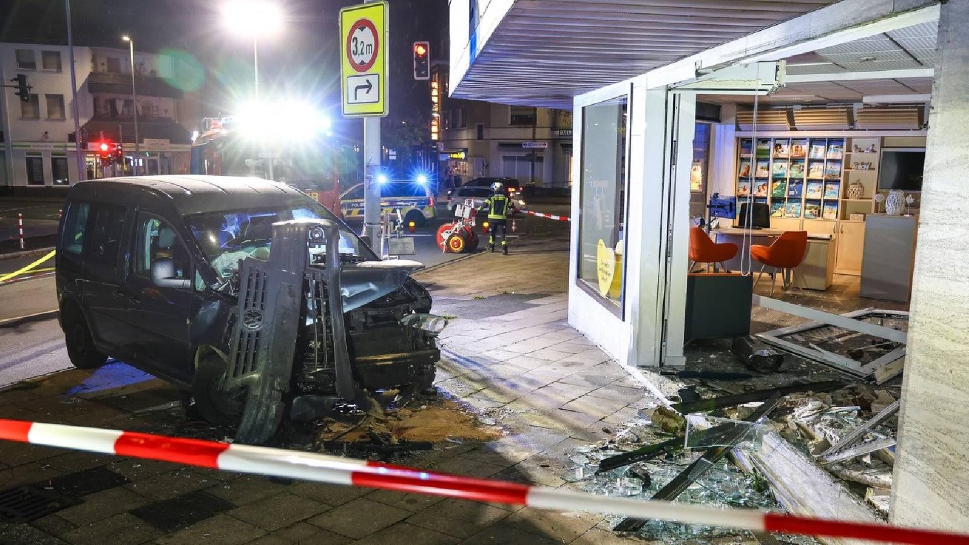 Auto kracht in Reisebüro