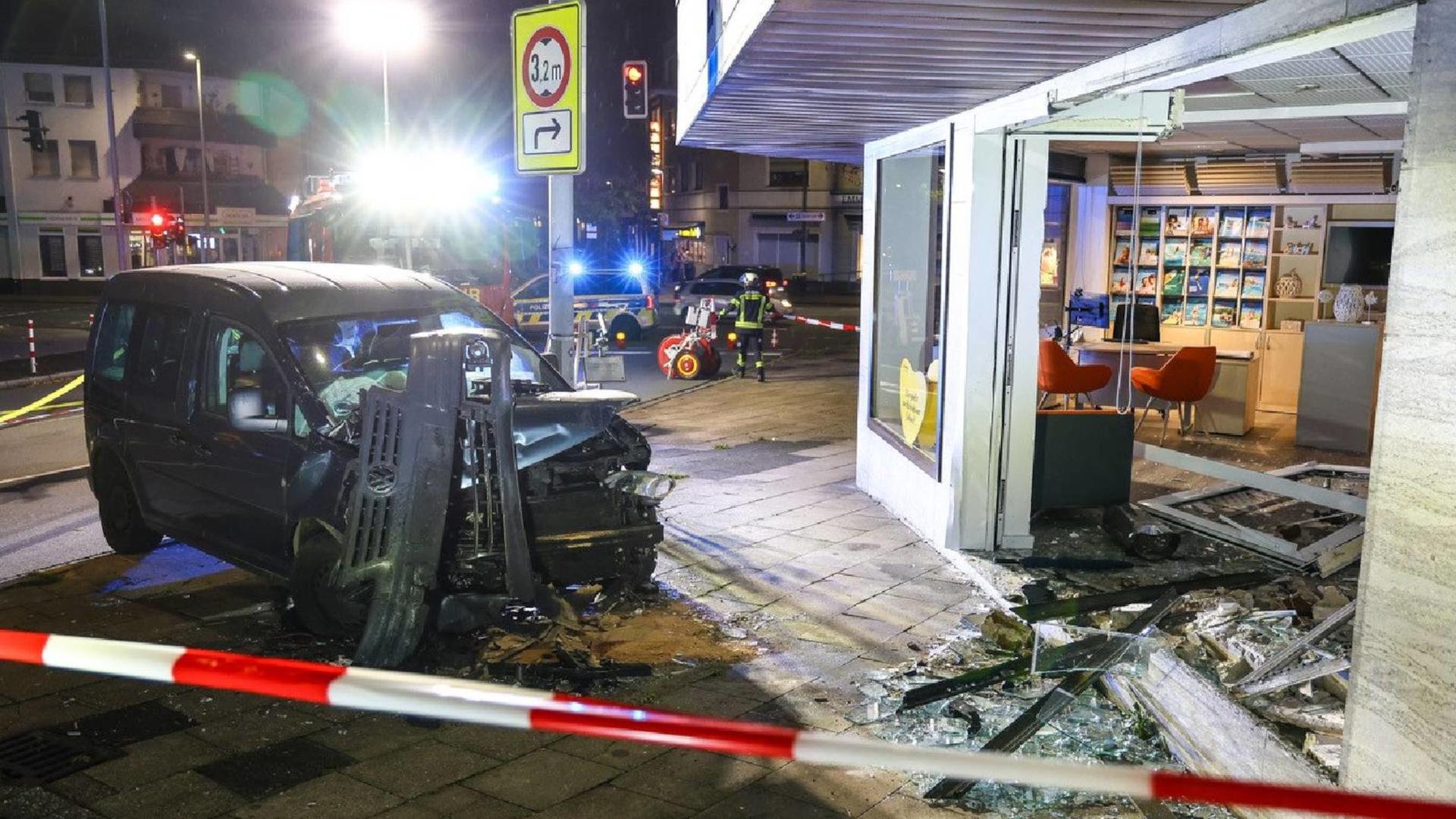 Auto kracht in Reisebüro