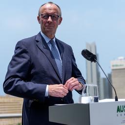 Friedrich Merz spricht bei einem Statement vor dem EU-Afrika-Gipfel in Luanda (Angola). 