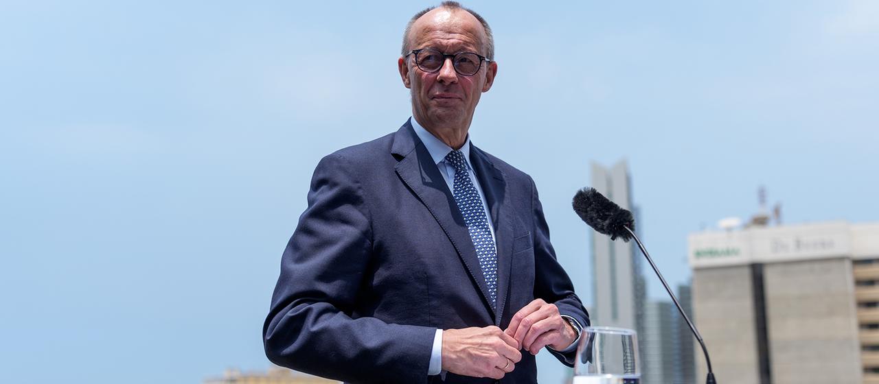 Friedrich Merz spricht bei einem Statement vor dem EU-Afrika-Gipfel in Luanda (Angola). 