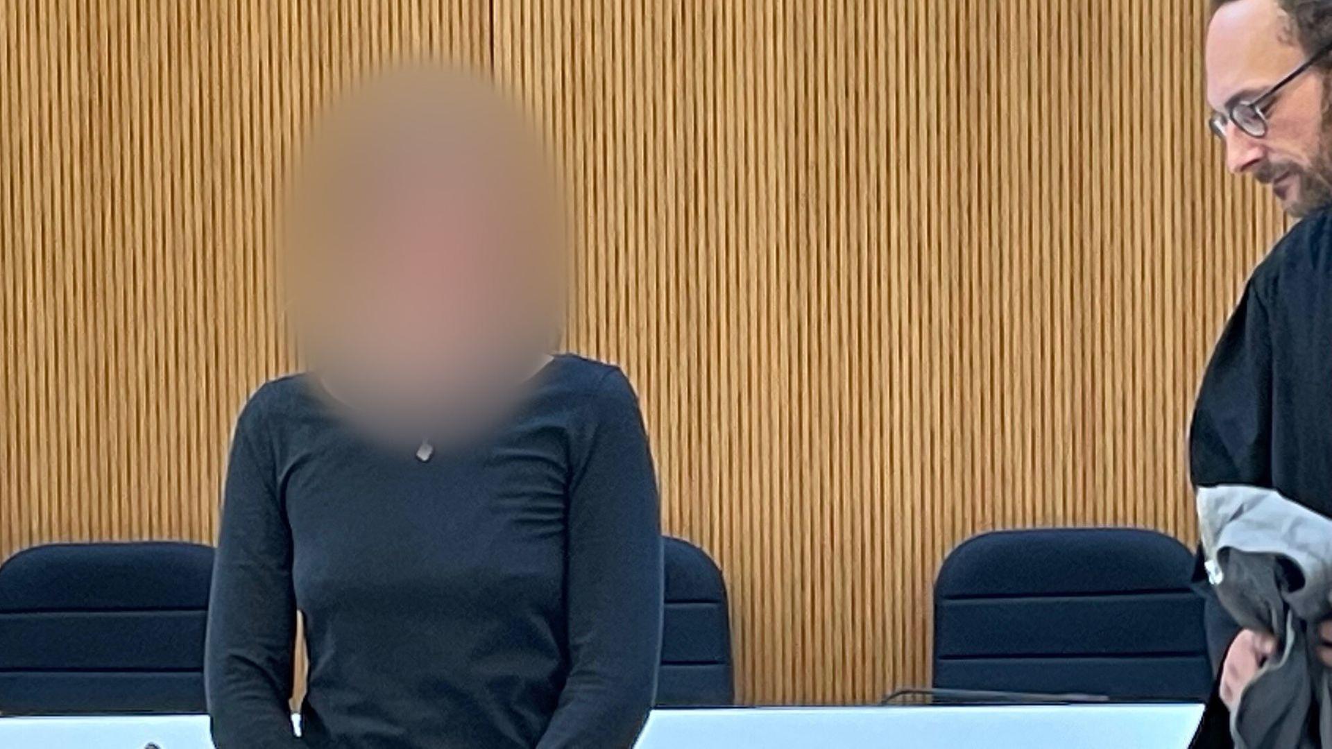 (Archivbild) 19.02.2025, Bayern, Mnchen: Die Angeklagte Hanna S. steht beim Prozessauftakt im Gerichtssaal.  | picture alliance/dpa | Alf Meier