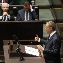 Donald Tusk (rechts) spricht im Unterhaus des polnischen Parlaments